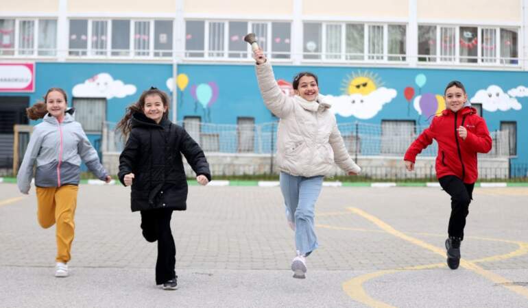 Okullarda ikinci ara tatil sonrası ilk ders zili çaldı