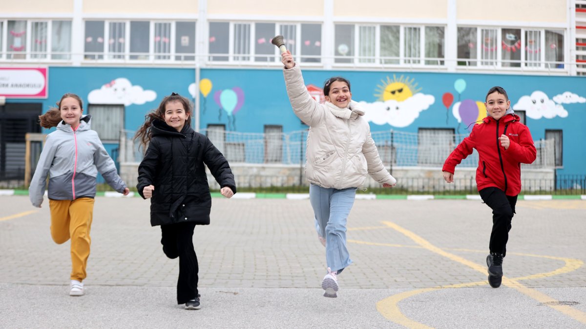 Okullarda ikinci ara tatil sonrası ilk ders zili çaldı