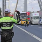 Araçta pense bulundurmak zorunlu mu? 2026 Karayolları Trafik Yönetmeliği Teçhizat Listesi