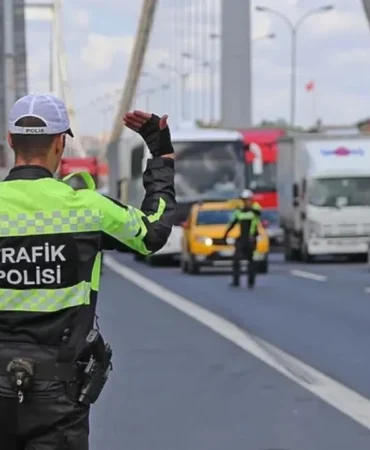 Araçta pense bulundurmak zorunlu mu? 2026 Karayolları Trafik Yönetmeliği Teçhizat Listesi