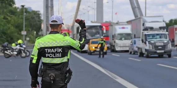 Araçta pense bulundurmak zorunlu mu? 2026 Karayolları Trafik Yönetmeliği Teçhizat Listesi