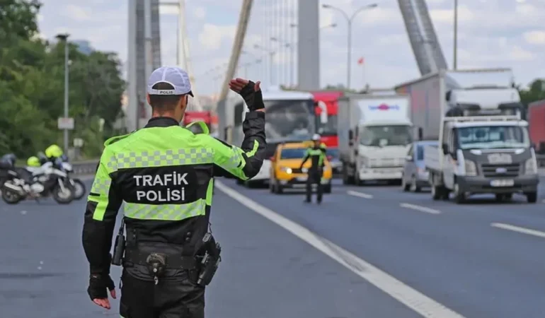 Araçta pense bulundurmak zorunlu mu? 2026 Karayolları Trafik Yönetmeliği Teçhizat Listesi