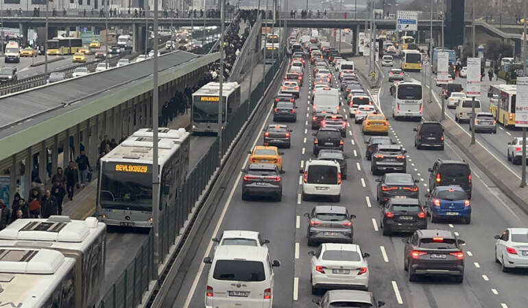 Bayram sonrası İstanbul trafiğinde yoğun sabah