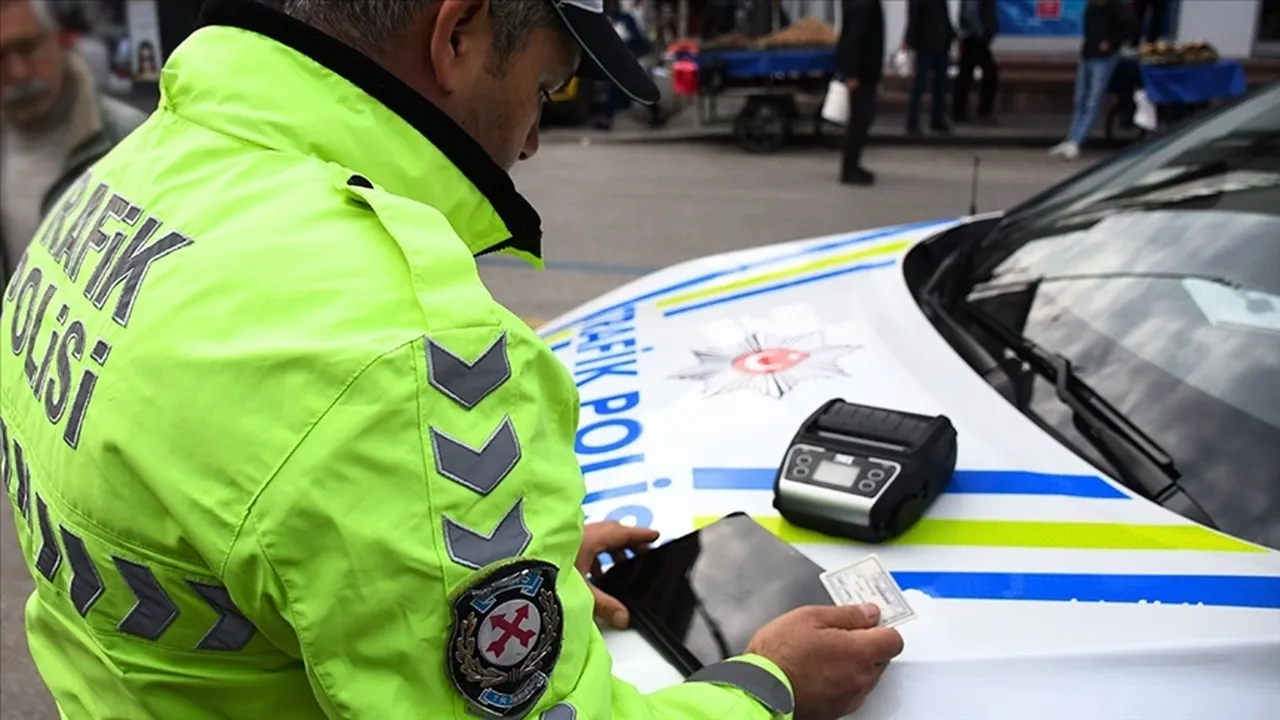 Dikiz aynasına koku asanlara 2.167 TL ceza mı geldi? Sosyal medyadaki ‘Yasak’ iddiasının gerçek yüzü ortaya çıktı