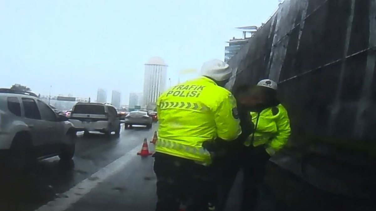 Trafikte boğanıza şeker kaçan sürücüyü polisin Heimlich manevrasıyla hayata döndü