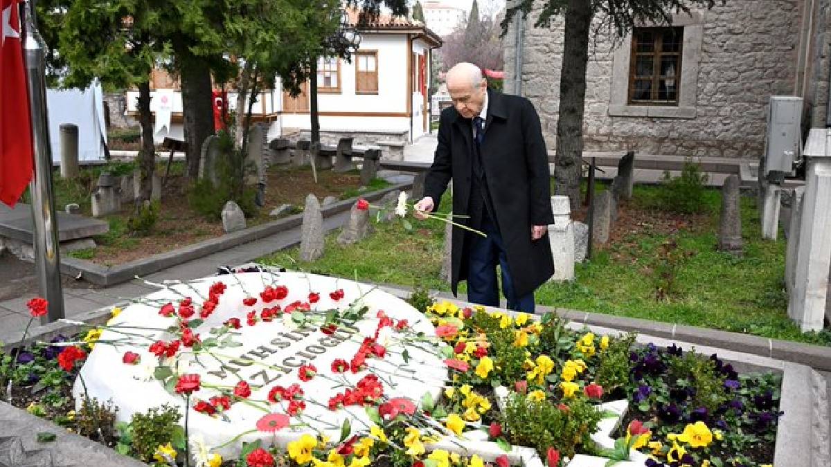 Bahçeli’den Muhsin Yazıcıoğlu’nun kabrine ziyaret