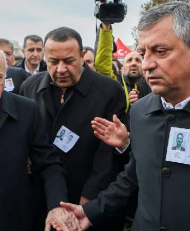 Liderler şehit töreninde bir araya geldi: Bahçeli ile Özel el ele