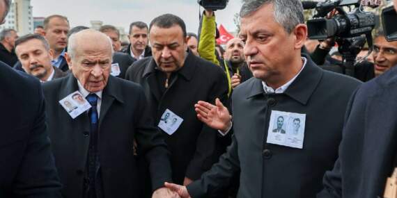 Liderler şehit töreninde bir araya geldi: Bahçeli ile Özel el ele