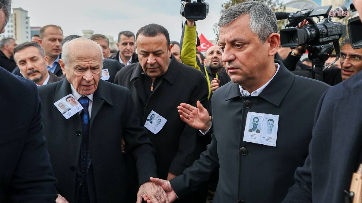 Liderler şehit töreninde bir araya geldi: Bahçeli ile Özel el ele