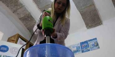 Yumurta kolileri artık çöpe gitmiyor! Tamamen el yapımı kağıt üretiyorlar