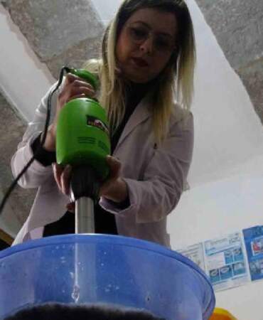 Yumurta kolileri artık çöpe gitmiyor! Tamamen el yapımı kağıt üretiyorlar