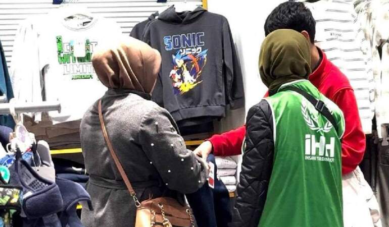 İHH Türkiye’de 4 bin çocuğa bot ve mont dağıttı