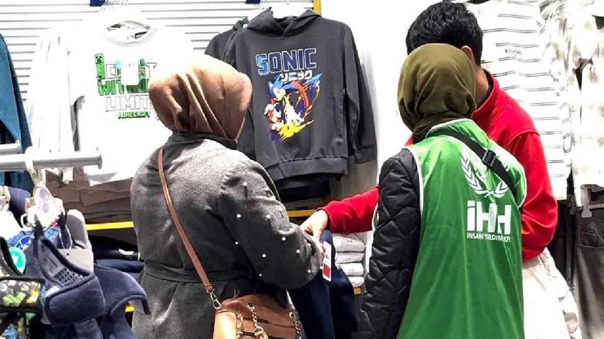 İHH Türkiye’de 4 bin çocuğa bot ve mont dağıttı