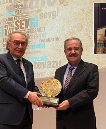 Taha Akyol’a İnsani Değerler ödülü