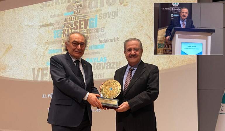 Taha Akyol’a İnsani Değerler ödülü