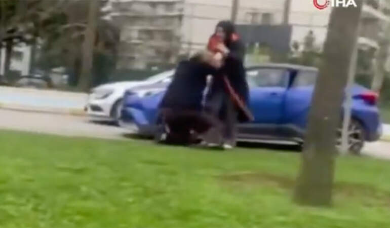 Yol verme kavgasında kavga eden 2 kadına para ve trafikten men cezası! O anlar kamerada
