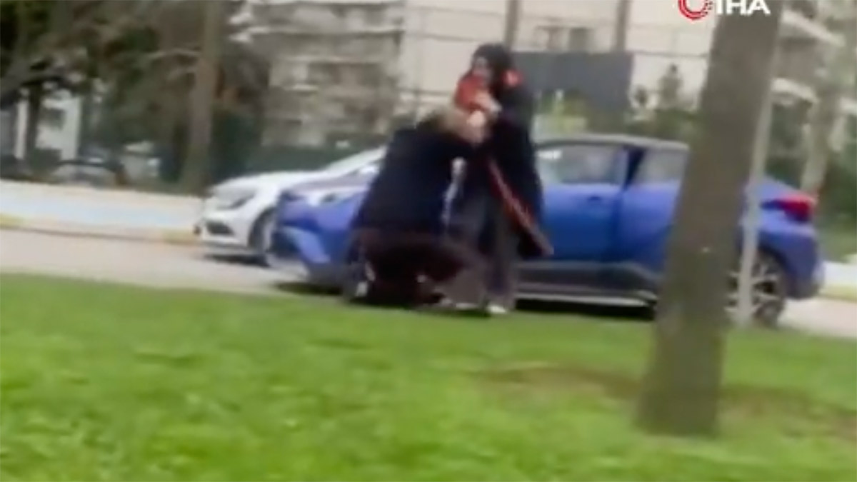 Yol verme kavgasında kavga eden 2 kadına para ve trafikten men cezası! O anlar kamerada