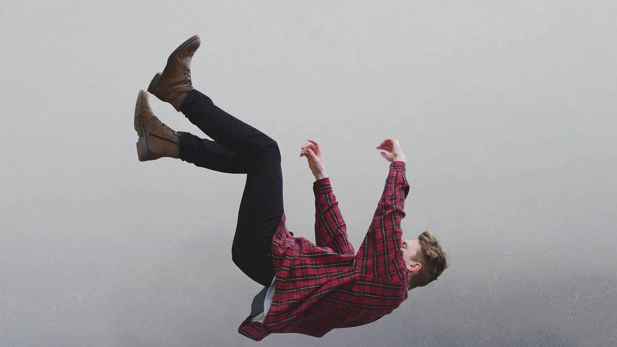 Uykuya dalarken neden düşer gibi oluruz? Beynimizin bize oynadığı “koruma” oyunu