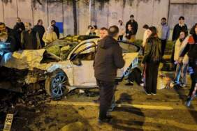 Üsküdar’da iki otomobil kafa kafaya çarpıştı: Kaza anı kamerada