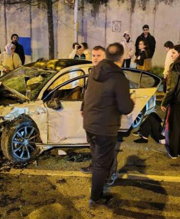 Üsküdar’da iki otomobil kafa kafaya çarpıştı: Kaza anı kamerada