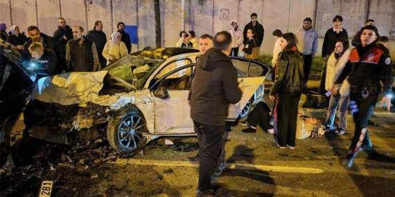 Üsküdar’da iki otomobil kafa kafaya çarpıştı: Kaza anı kamerada