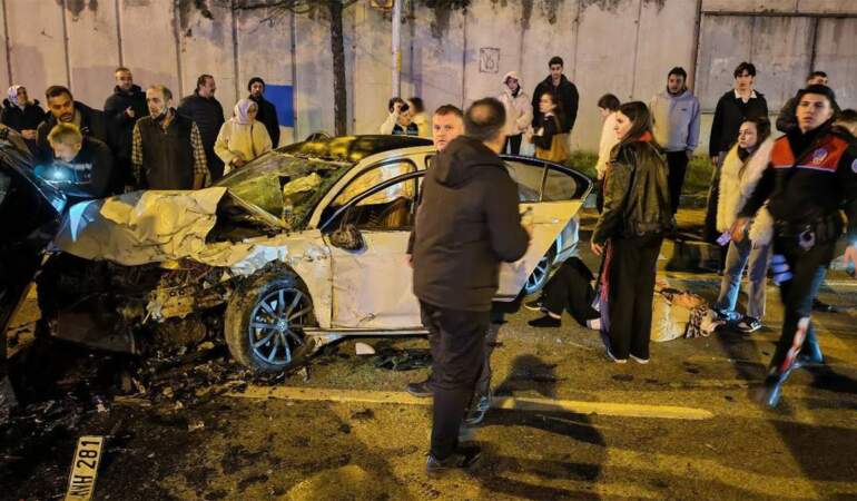 Üsküdar’da iki otomobil kafa kafaya çarpıştı: Kaza anı kamerada
