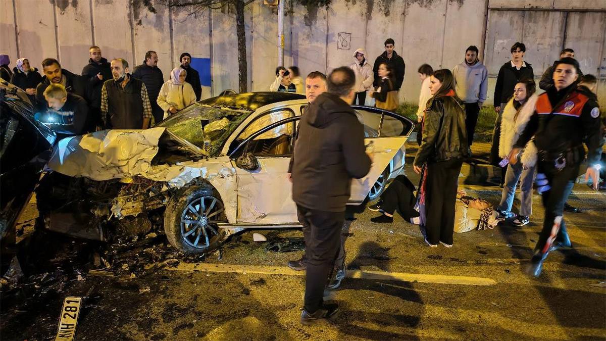 Üsküdar’da iki otomobil kafa kafaya çarpıştı: Kaza anı kamerada