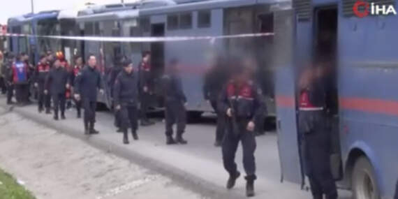 İstanbul’da cezaevi araçları kaza yaptı: Jandarma personeli ve mahkumlar yaralandı