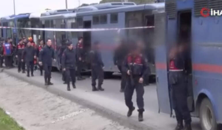 İstanbul’da cezaevi araçları kaza yaptı: Jandarma personeli ve mahkumlar yaralandı