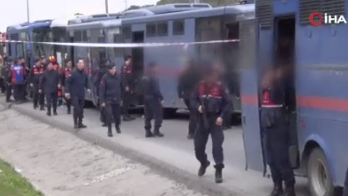 İstanbul’da cezaevi araçları kaza yaptı: Jandarma personeli ve mahkumlar yaralandı