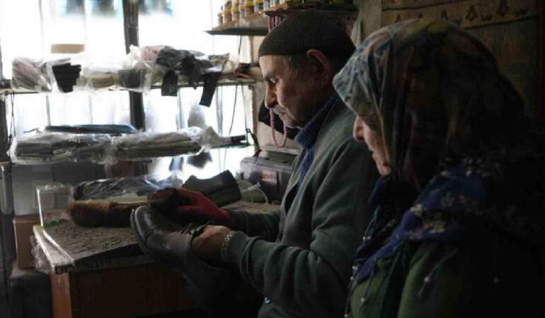 6 metrekarede 64 yıllık emek: Eşi olmadan dükkanını asla açmıyor