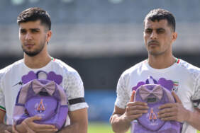 İranlı futbolculardan Türkiye’de yürek burkan protesto: Sahaya okul çantalarıyla çıktılar
