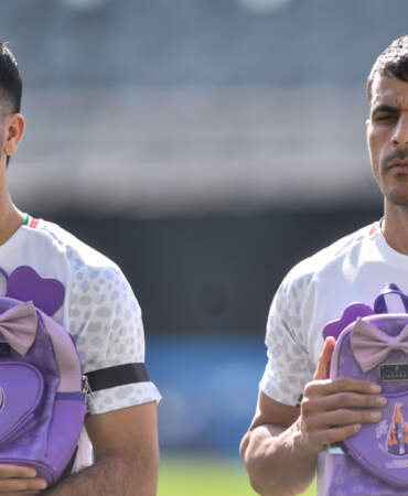 İranlı futbolculardan Türkiye’de yürek burkan protesto: Sahaya okul çantalarıyla çıktılar