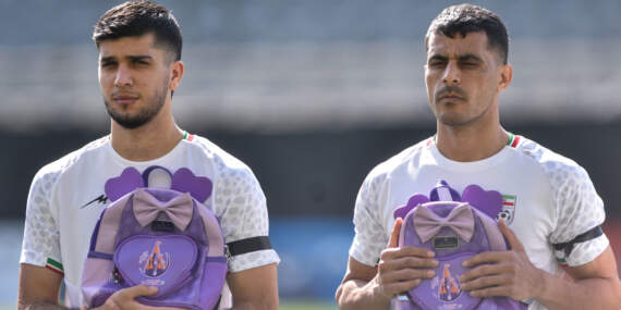 İranlı futbolculardan Türkiye’de yürek burkan protesto: Sahaya okul çantalarıyla çıktılar