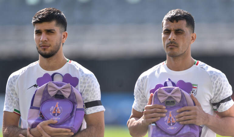 İranlı futbolculardan Türkiye’de yürek burkan protesto: Sahaya okul çantalarıyla çıktılar