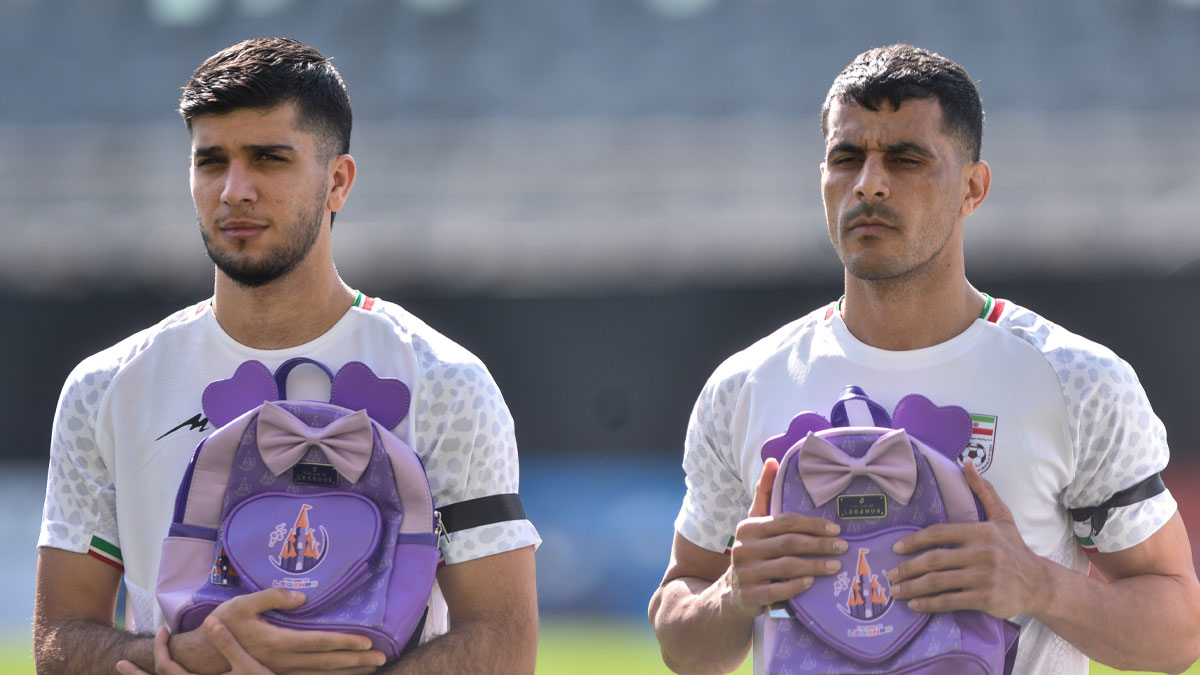 İranlı futbolculardan Türkiye’de yürek burkan protesto: Sahaya okul çantalarıyla çıktılar