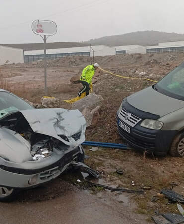 Ankara’da kaza: Otomobil ile hafif ticari araç çarpıştı: 1 ölü, 5 yaralı