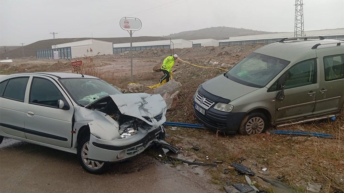 Ankara’da kaza: Otomobil ile hafif ticari araç çarpıştı: 1 ölü, 5 yaralı