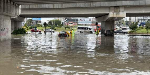 Adana’yı sağanak vurdu! Cadde ve sokaklar suyla doldu, araçlar yolda kaldı