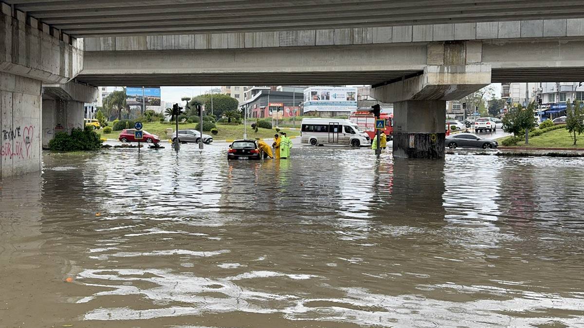 Adana’yı sağanak vurdu! Cadde ve sokaklar suyla doldu, araçlar yolda kaldı