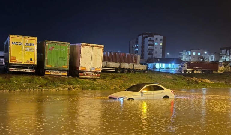 Şırnak’ta sel hayatı felç etti: Araç içinde mahsur kaldılar