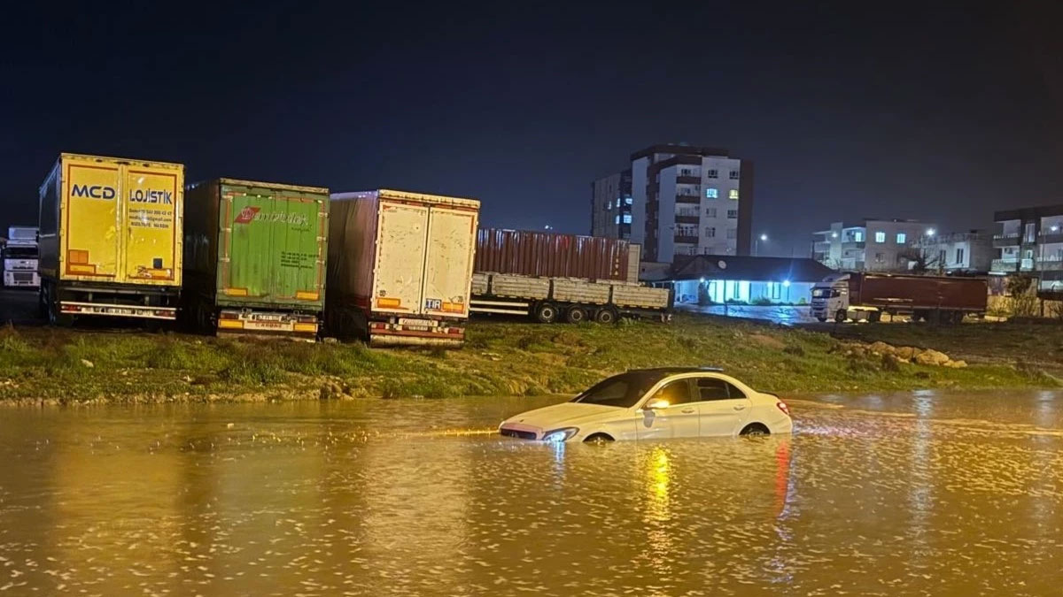 Şırnak’ta sel hayatı felç etti: Araç içinde mahsur kaldılar