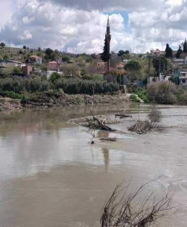 Büyük Menderes’te “atık” alarmı: Tarihi Taşköprü sular altında