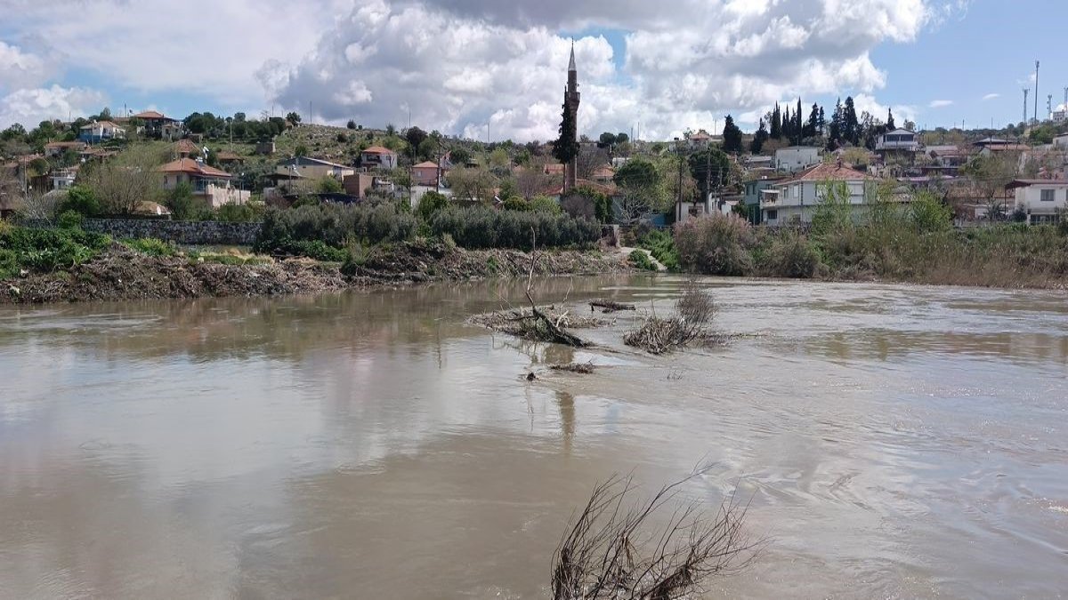 Büyük Menderes’te “atık” alarmı: Tarihi Taşköprü sular altında