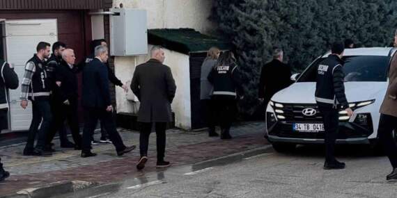 Bursa Büyükşehir Belediye Başkanı Bozbey ailesiyle birlikte gözaltında