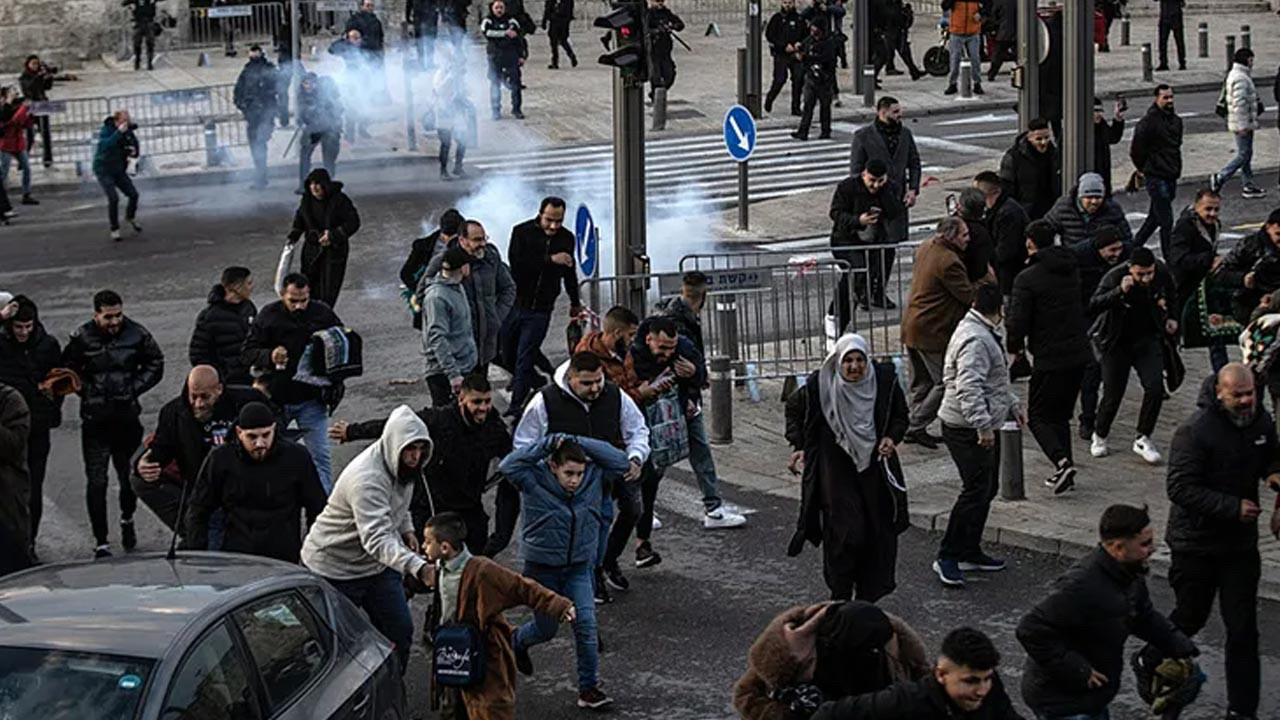 59 Yıl Sonra Bir İlk: Mescid-i Aksa’da İbadet Yasağı! Bayram Namazı Kılanlara Müdahale