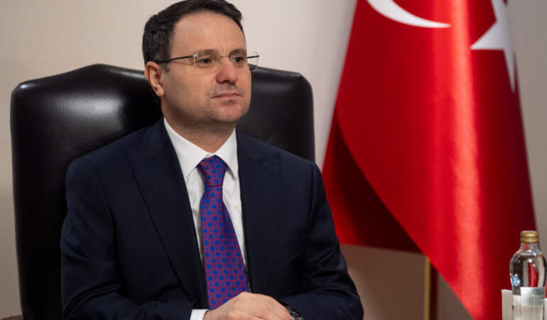 Adalet Bakanı Gürlek’ten Özgür Özel’e Suç Duyurusu: 1 Milyon Liralık Tazminat Talebi