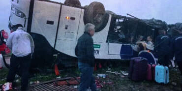 Adana’da Yolcu Otobüsü Devrildi! Bayram Sabahı Acı Haber: 2 Ölü Çok Sayıda Yaralı