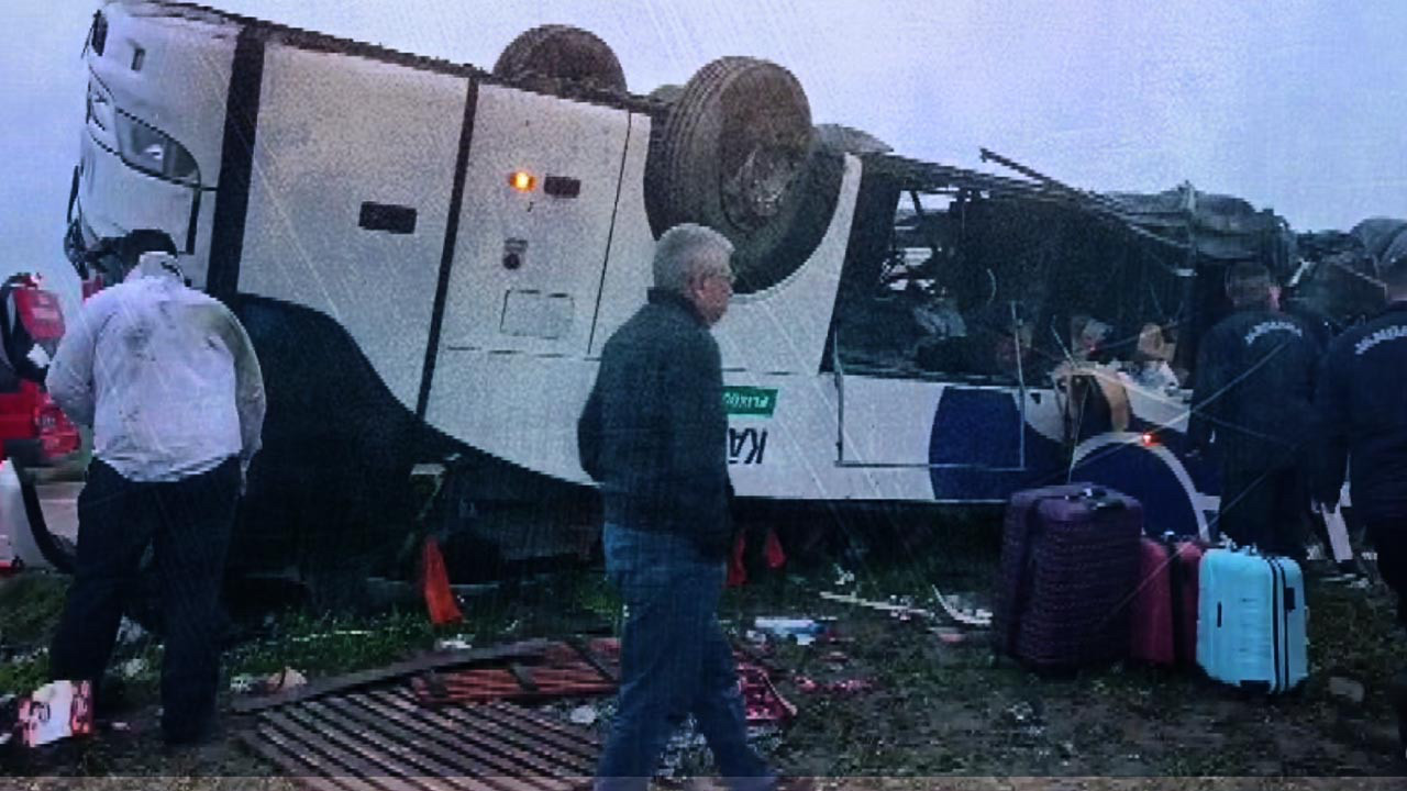 Adana’da Yolcu Otobüsü Devrildi! Bayram Sabahı Acı Haber: 2 Ölü Çok Sayıda Yaralı
