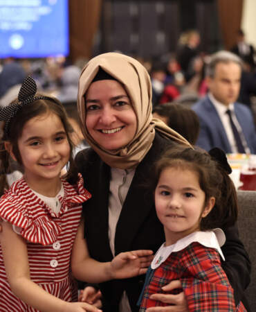 AK Parti Ramazan’da da Çocukları Unutmadı: Dr. Fatma Betül Sayan Kaya Çocuklarla Bir Araya Geldi